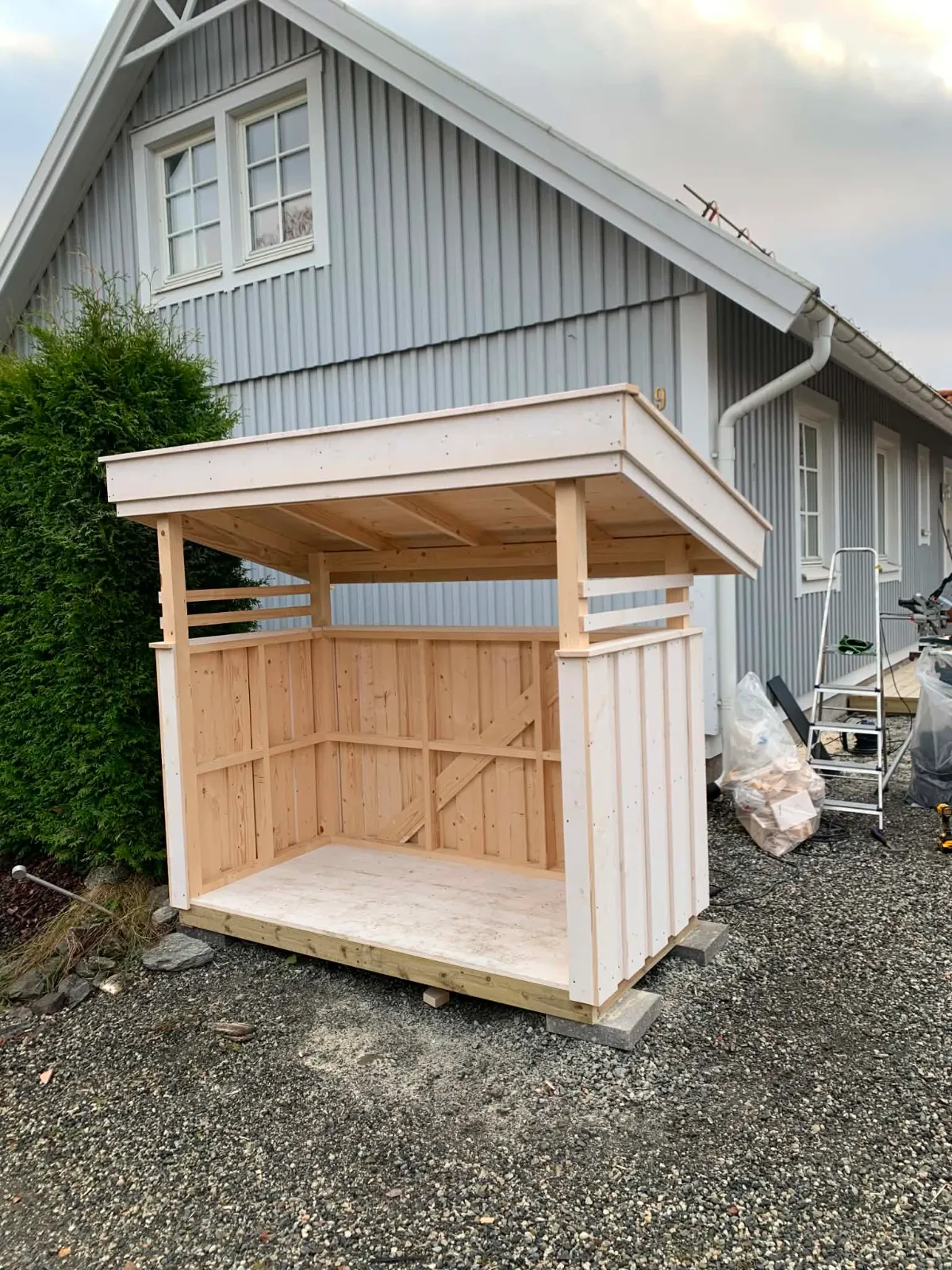Tømrerarbeid: søppelskur