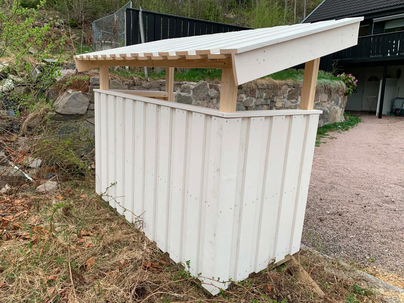 Tømrerarbeid: søppelskur